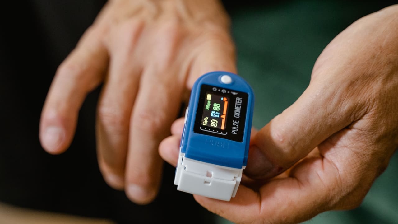 How Doctors Detect Hypoxia A number of examinations and investigations can aid in identifying hypoxia. These include a physical examination, auscultation of heart and lungs using a stethoscope, and pulse oximetry. A pulse oximeter is a sensor that helps to measure the amount of oxygen in the blood. Alongside, your healthcare provider may also recommend a pulmonary function test to find the underlying cause.