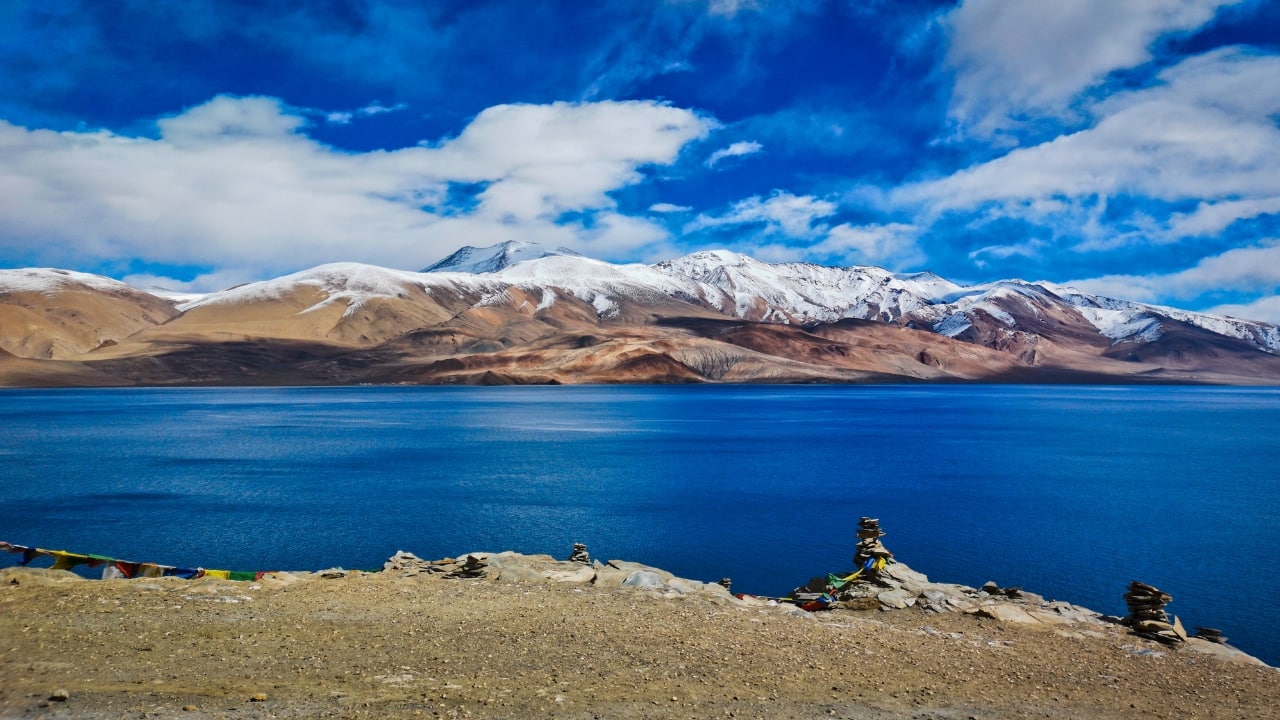 4. Tso Moriri, Ladakh Tso Moriri lies hidden in the Changthang Plateau, far from tourist circuits. Its deep cobalt surface reflects an ever-changing sky, while migratory birds lend movement to the stillness. With no urban infrastructure in sight, the lake feels like a living mural suspended in time. (Image: Canva)