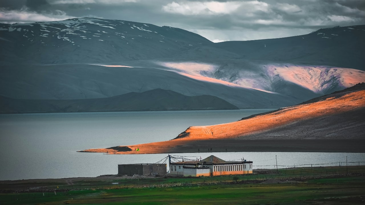 India’s varied landscapes—ranging from Himalayan heights to volcanic craters and forested valleys—are home to some of the most visually arresting lakes in the world. Many of these water bodies appear less like natural formations and more like masterfully rendered works of art. With their vivid palettes, delicate reflections, and unspoiled surroundings, these lakes seem lifted from the pages of a painter’s sketchbook. For the aesthetically attuned traveler, the following ten lakes in India offer scenes of such profound beauty that they verge on the surreal. (Image: Canva)