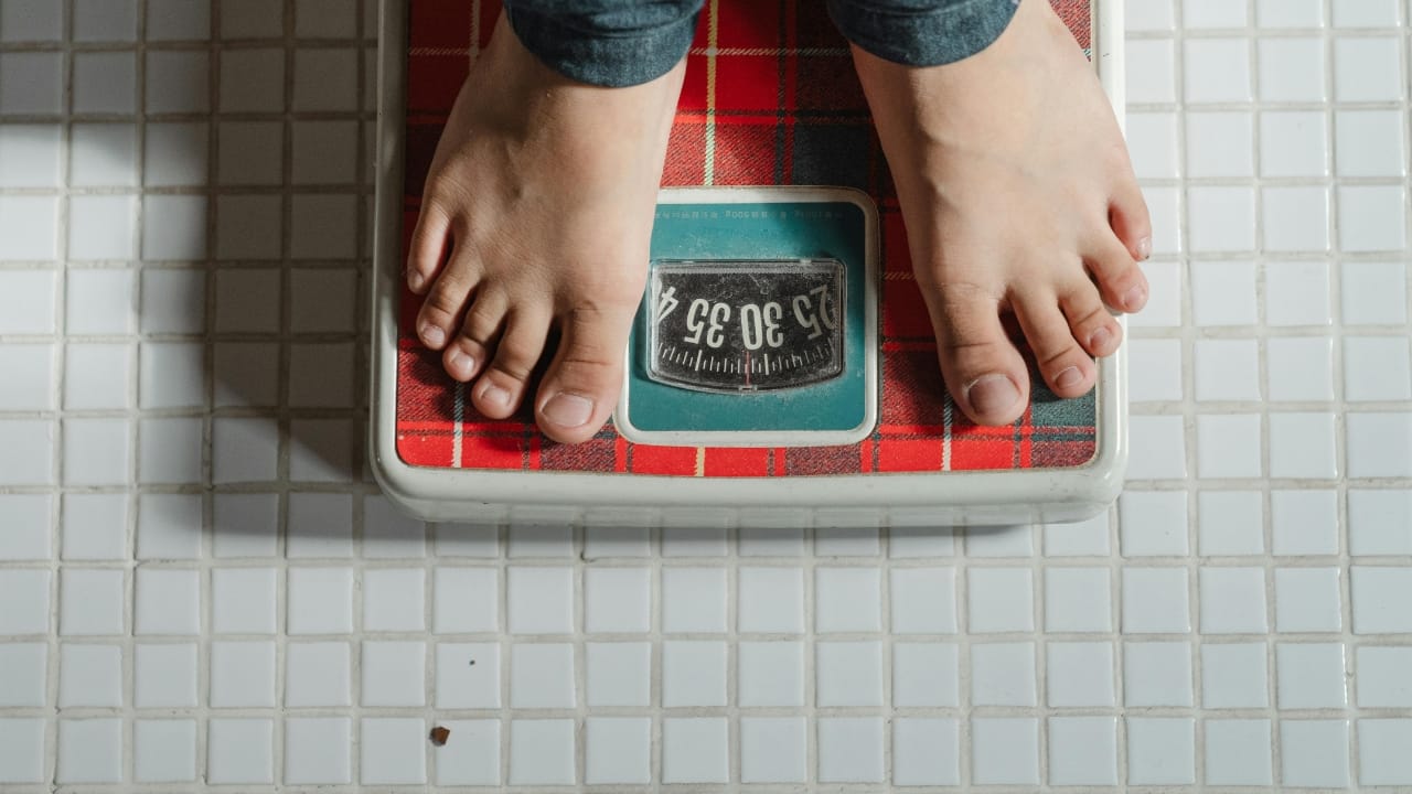 6 easy and effective ways to lose weight naturally for those stuck in office all day
