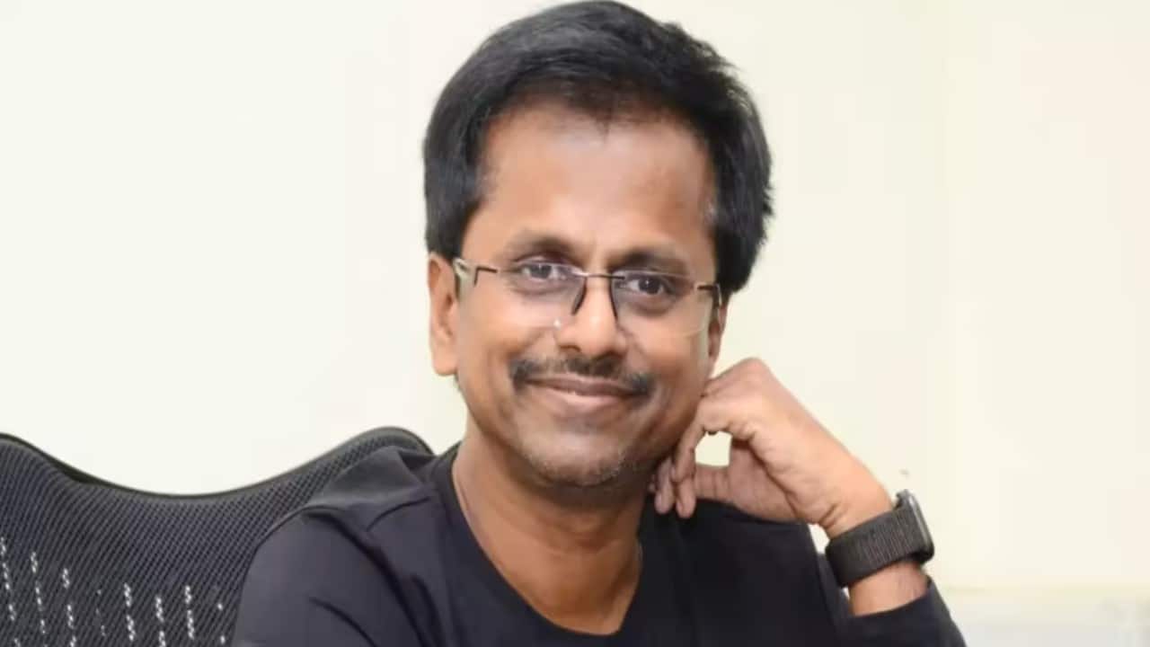 Murugadoss, a mainstay of action films, rose to prominence with Dheena (2001), Ramanaa (2002), and Ghajini (2008). Among his hits are Darbar (2020) with Rajinikanth, 7 Aum Arivu (2011), Thuppakki (2012), and Kaththi (2014). He recently worked with Salman Khan on Sikandar, earning about Rs 20 crore for the role. Murugadoss, a mainstay of action films, rose to prominence with Dheena (2001), Ramanaa (2002), and Ghajini (2008). Among his hits are Darbar (2020) with Rajinikanth, 7 Aum Arivu (2011), Thuppakki (2012), and Kaththi (2014). He recently worked with Salman Khan on Sikandar, earning about Rs 20 crore for the role.