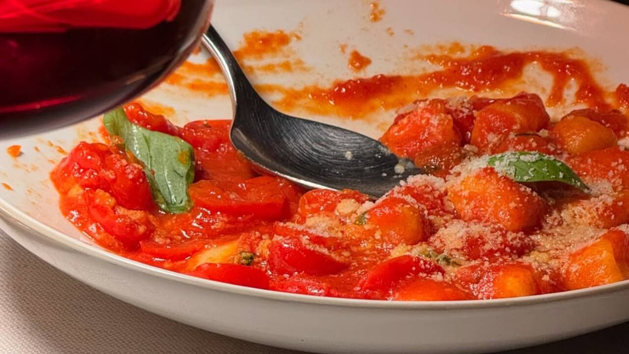 Gourmet Bites – She shared glimpses of rich Italian fare—gnocchi with tomato sauce, creamy truffle risotto, and focaccia with olives. A real foodie trail.