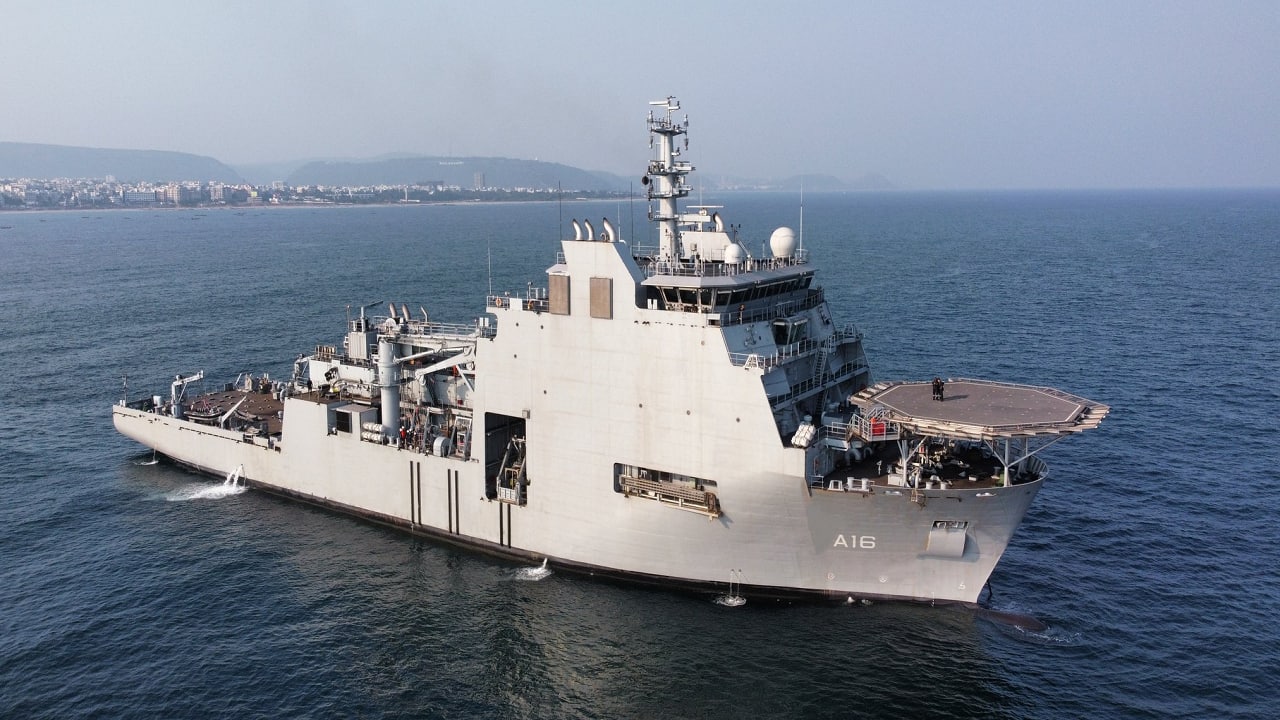 INS Nistar is installed with state-of-the-art Diving Equipment such as Remotely Operated Vehicles, Self-Propelled Hyperbaric Life Boat, Diving Compression Chambers.