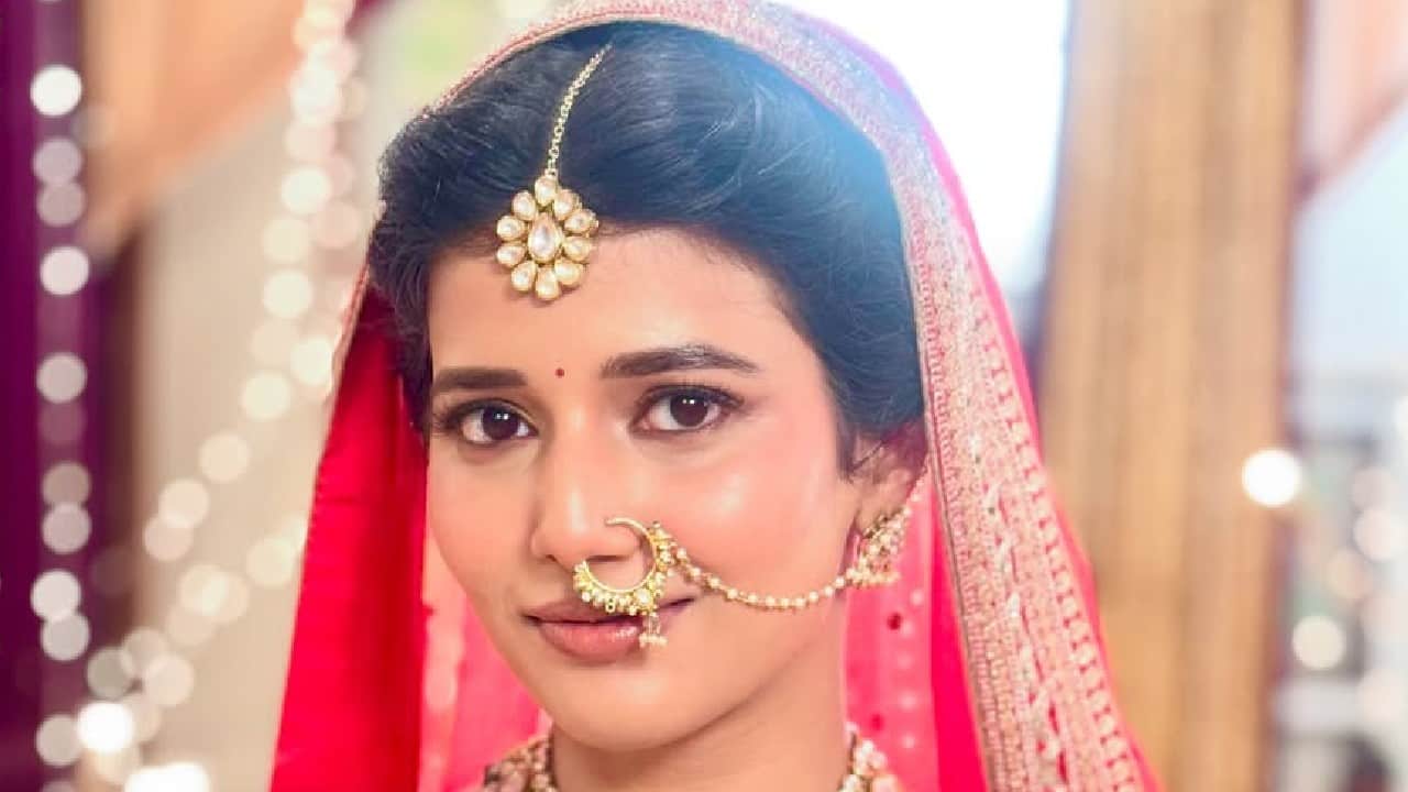 Style file of Abhira The jadau neckpiece paired with a choker piece with emerald work goes well with her red lehenga choli. Style file of Abhira The jadau neckpiece paired with a choker piece with emerald work goes well with her red lehenga choli.