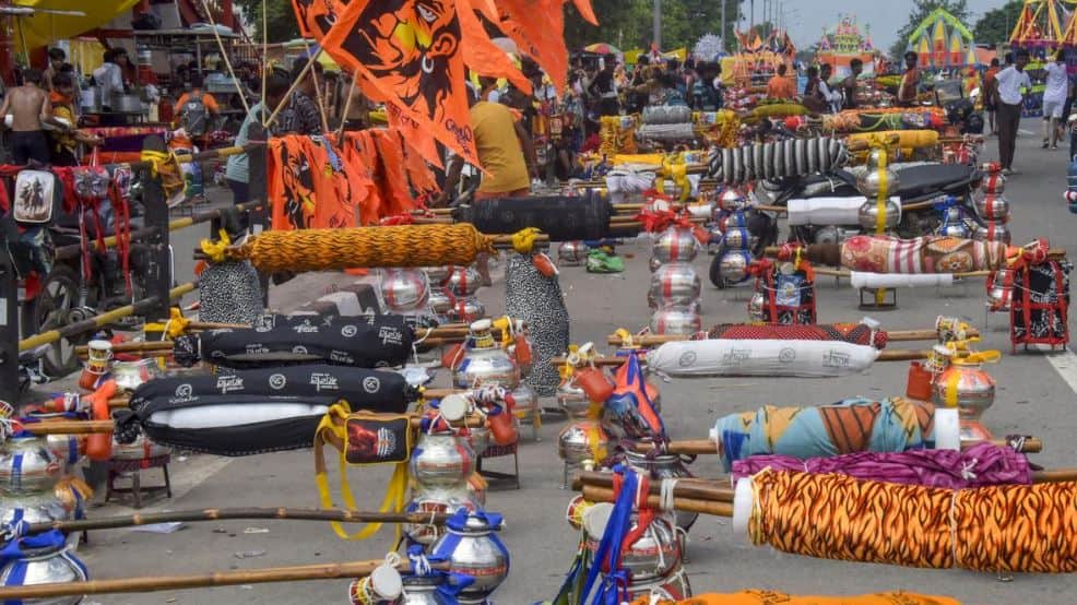 From Old Iron Bridge: Use Pusta Road to Kailash Nagar or Gandhi Nagar. From Shastri Park: Take GT Road to Road No. 66 or Keshav Chowk underpass. From Khajoori Chowk: Traffic will be diverted via Wazirabad Road to reach ISBT. (File photo)