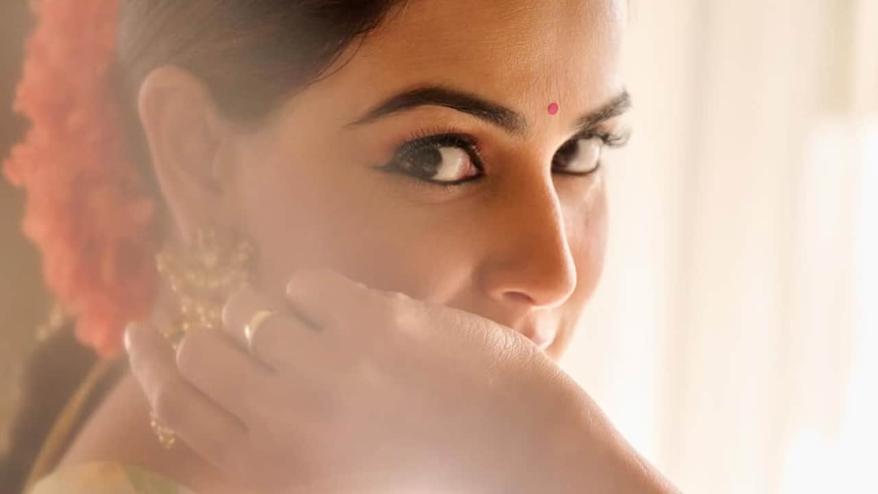 Desi diva Genelia looked radiant with her flawless makeup. Her bold kajal, defined eyeliner, and traditional bindi added a graceful touch. Desi diva Genelia looked radiant with her flawless makeup. Her bold kajal, defined eyeliner, and traditional bindi added a graceful touch.