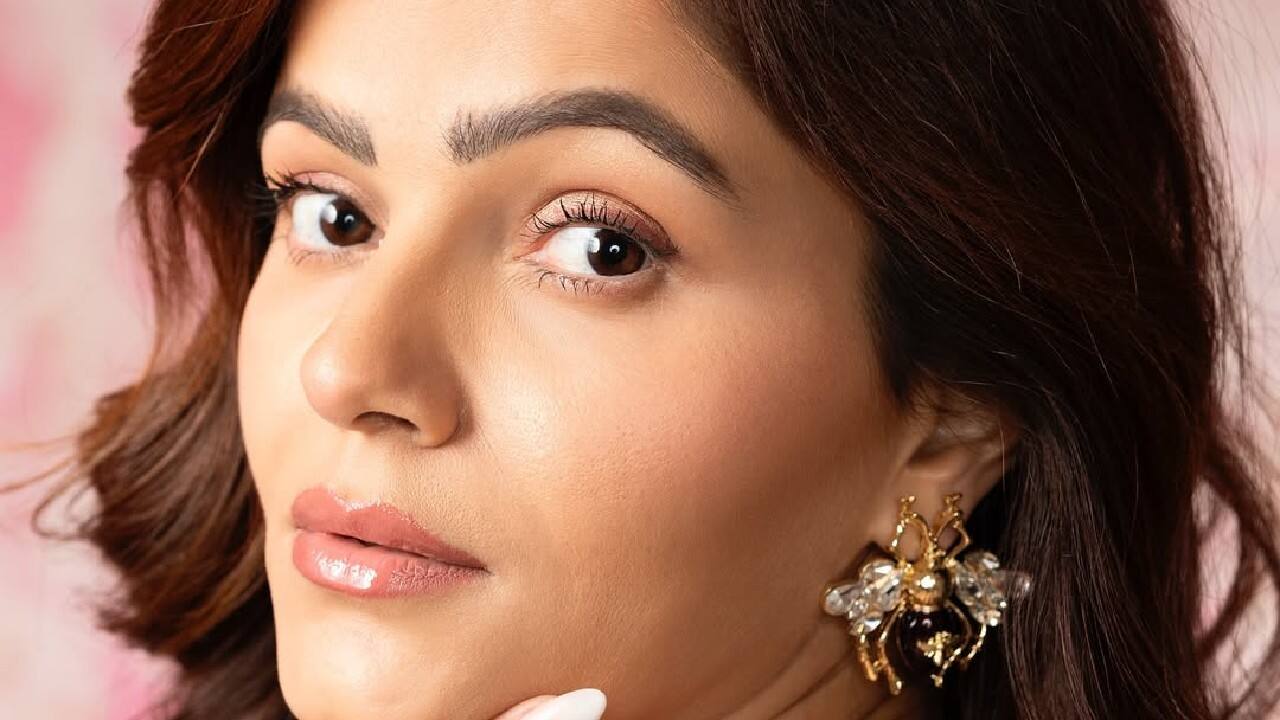 Rubina's beauty often complements her outfits. She has a flawless skin, well-defined brows and a pop of color on the lips.