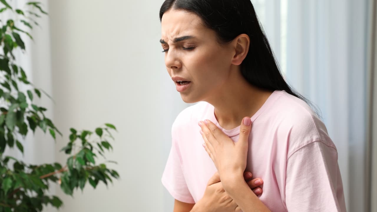 Breathing patterns gone wrong The pattern of breathing can also change in this condition. The person may have an alternating pattern of short, rapid breathing followed by apnea, often observed while the person sleeps. In some cases, positive airway pressure may be needed to deal with this. This type of breathing is called Cheyne-Stokes respiration