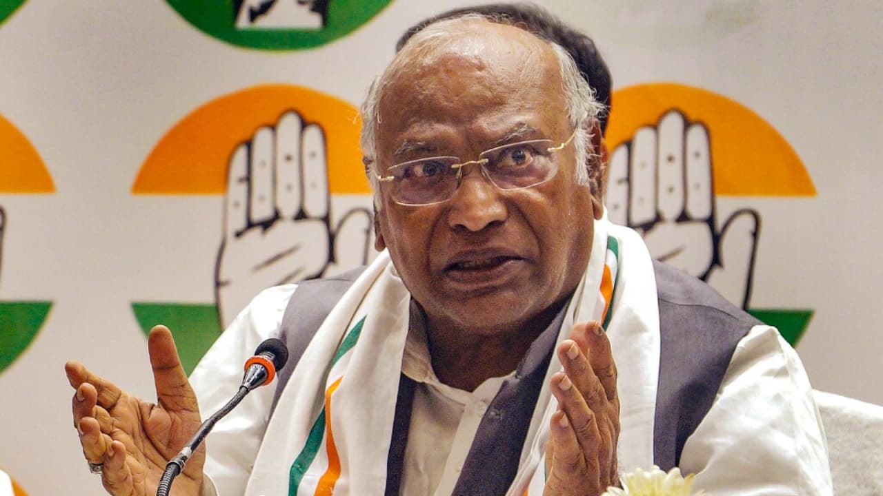 'One rotten mango ...': Mallikarjun Kharge warns Gujarat Congress against non-performing leaders
