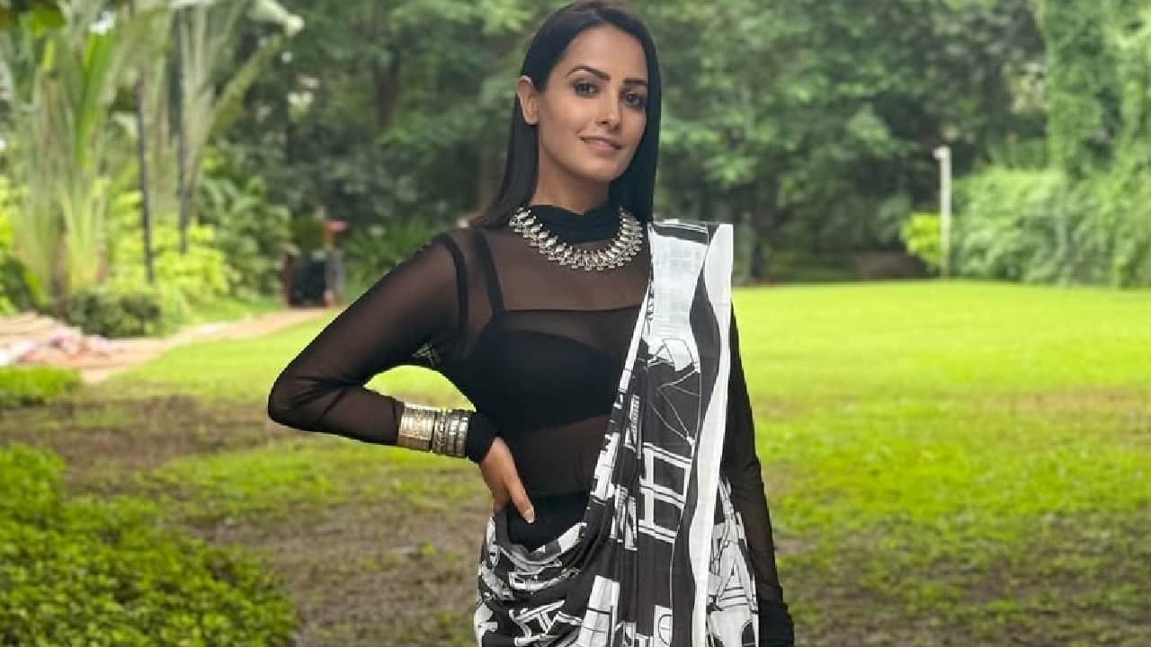 The actress who is soon going to be seen in Chhoriyaan Chale Gaon often is seen in stylish sarees looking confident and fashionable. 