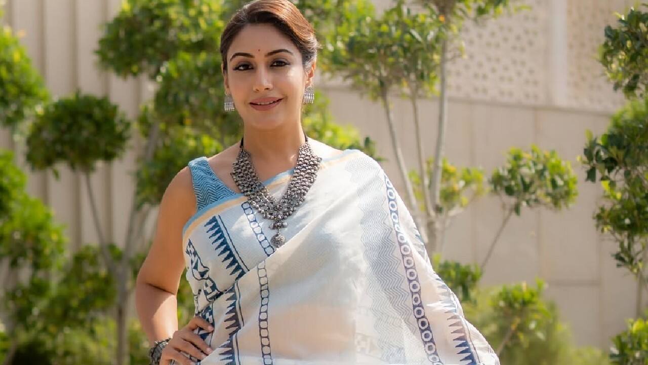Surbhi looks classy in the cotton saree. She pairs rustic jewellery with it which goes extremely well with her saree.