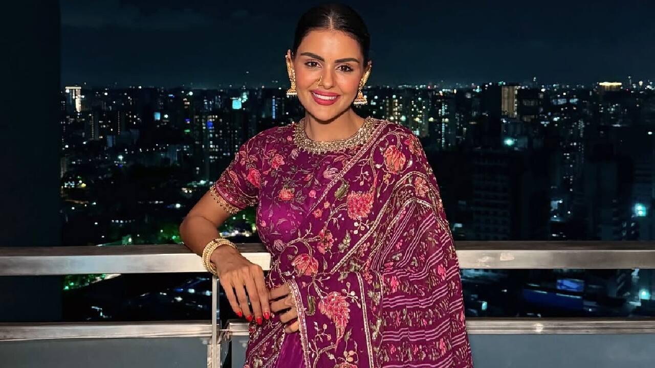 While Priyanka often poses in lehenga cholis and modern wear, she has quite a knack of carrying traditional sarees. The printed saree with a floral broad border is distinguished and very trendy.