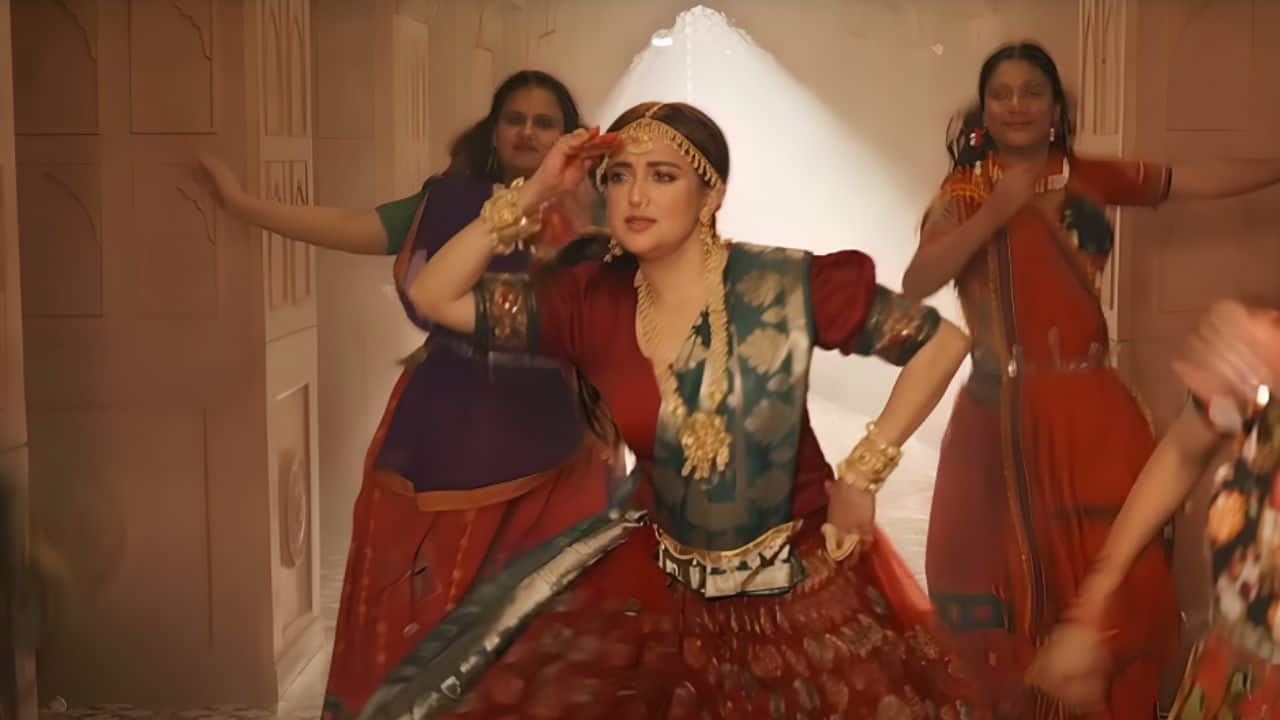 Behind the singer who moves hearts with every note lies a dancer with deep discipline. Monali’s dedication to Bharatanatyam reflects her artistic depth and emotional storytelling—skills that transcend into her music videos and live acts.