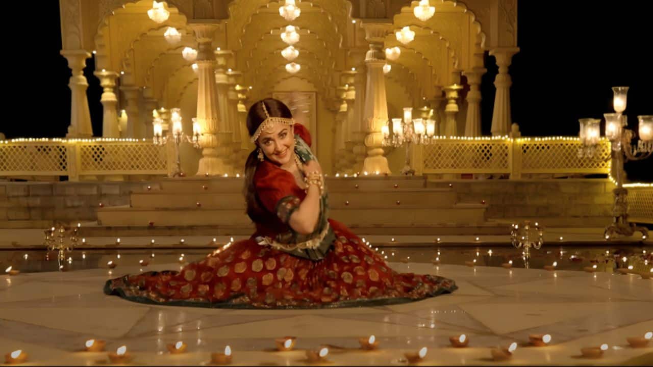 Bharatanatyam’s core elements—nritta (rhythm), abhinaya (expression), and mudras (gestures)—beautifully complement Monali’s musicality. This dual artistry allows her to express lyrics not just with voice but with layered emotion and movement, making her performances more immersive.