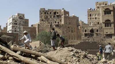 Strikes hit bases in Hadramout as Riyadh demands STC pullback; UAE signals de-escalation and says its remaining forces have left Yemen.