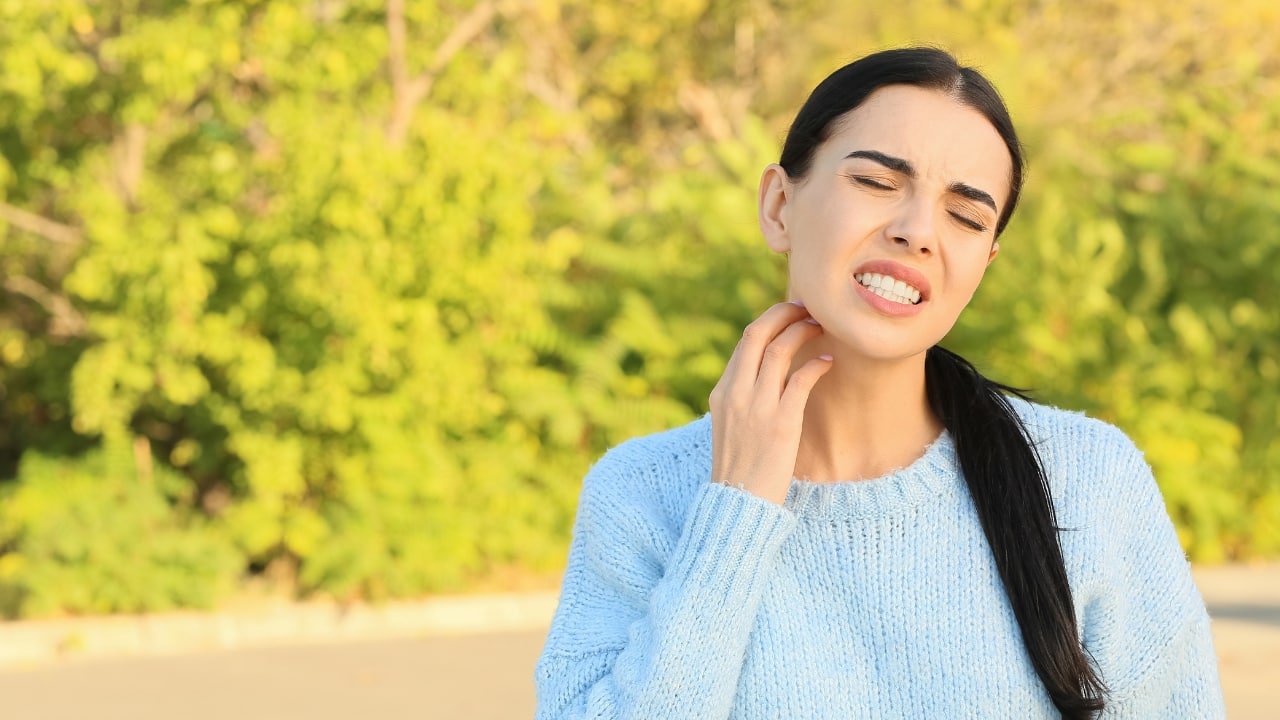 Skin and Nervous System Effects The excessive collection of nitrogenous wastes not only affects the gastrointestinal tract, but also leads to itching over the body parts and rashes over the skin. The toxins can begin to affect the nervous system, and lead to mental slowing, clouding of consciousness along with coma in severe cases.