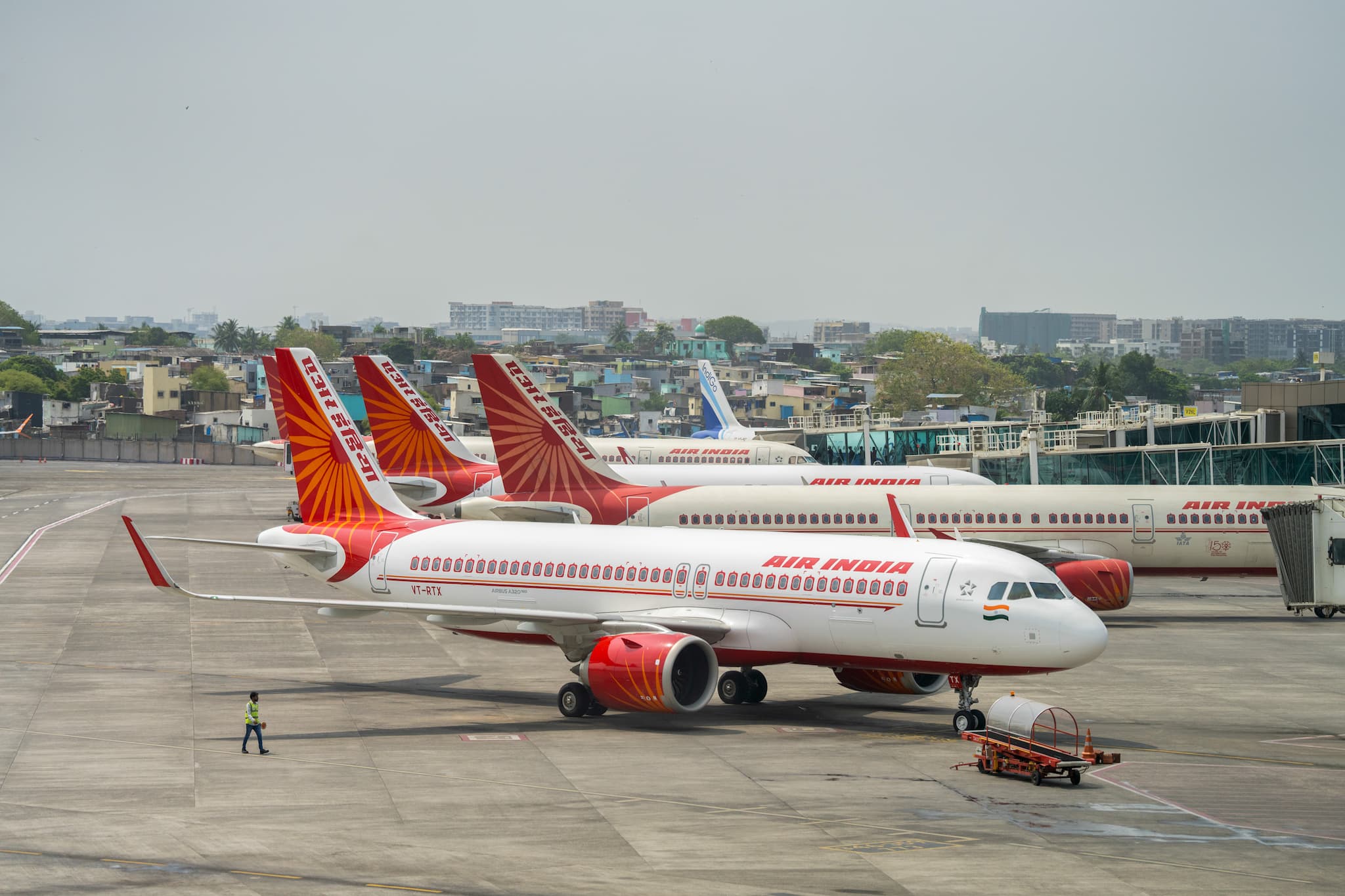 Mumbai airport sees steady passenger traffic at 1.36 crore in Q1 FY25 despite global disruptions Mumbai airport sees steady passenger traffic at 1.36 crore in Q1 FY25 despite global disruptions