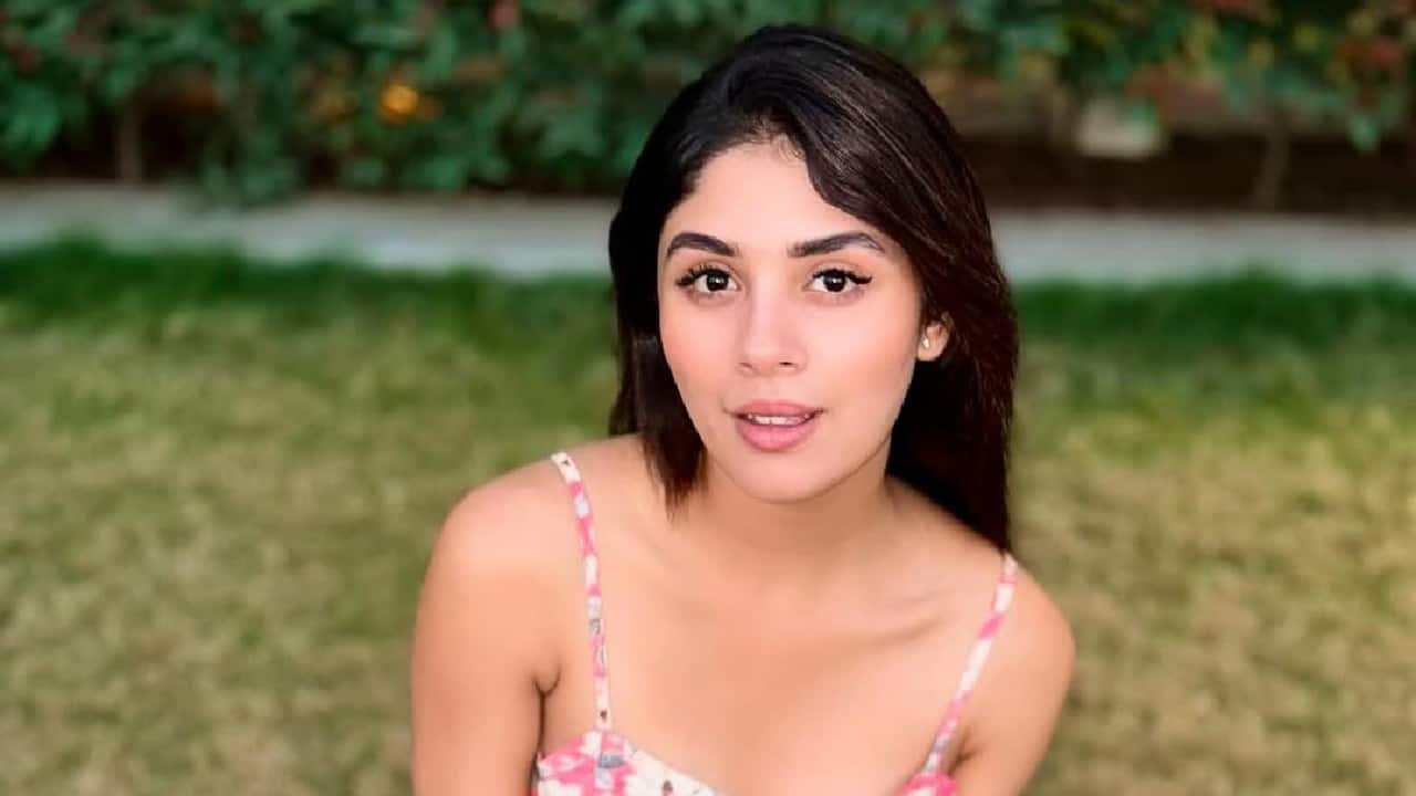 She checks on her calories and macro tracks everything for weight loss. On her social media handle she has shared quite some healthy and easy recipes like tomato soup and an easy to make potato recipe. She checks on her calories and macro tracks everything for weight loss. On her social media handle she has shared quite some healthy and easy recipes like tomato soup and an easy to make potato recipe.