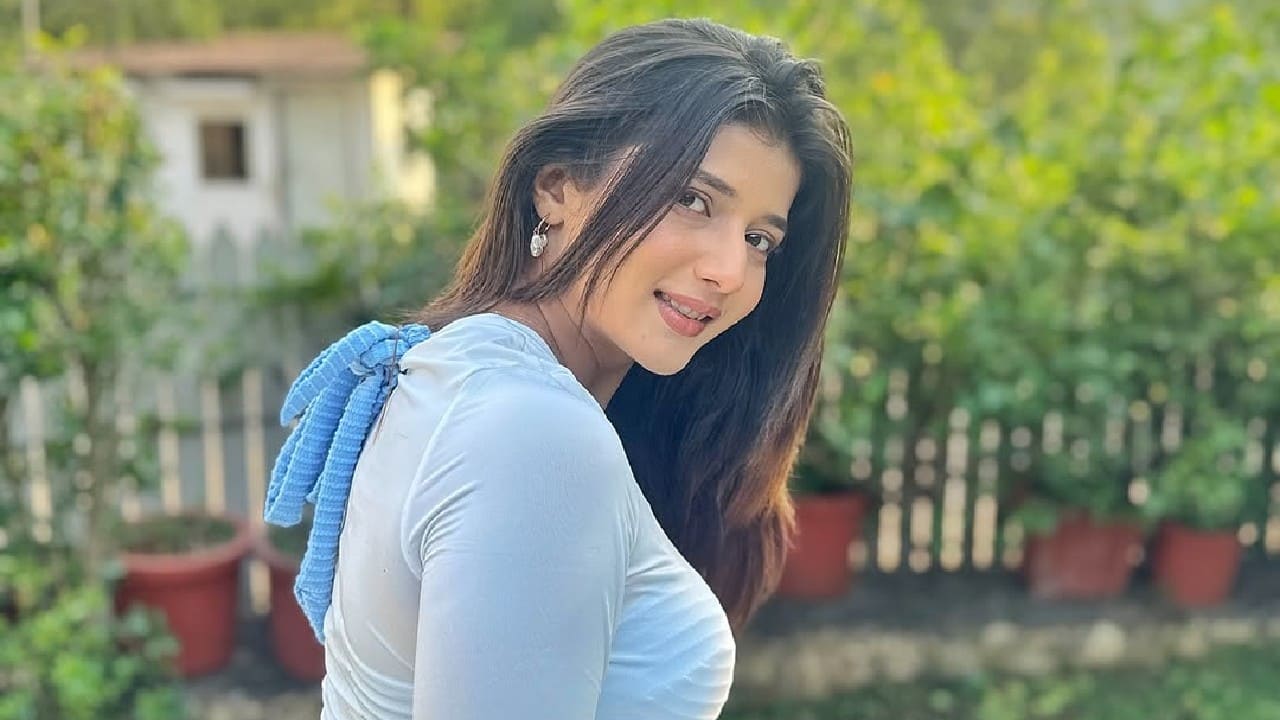 She made her debut with Saavi Ki Savaari in the role of Saavi Goyal Dalmiya. The show aired on Colors TV.