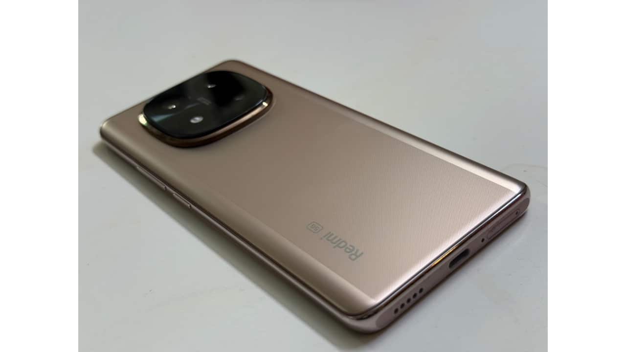 Design: Eye-catching yet elegant  The Champagne Gold finish gives this phone a distinct personality. It doesn’t look like your average mid-range device — it feels more premium. The curved glass front and back, along with the aluminium frame, make it feel sturdy and stylish. If you want something that stands out without screaming for attention, this colour hits the mark.