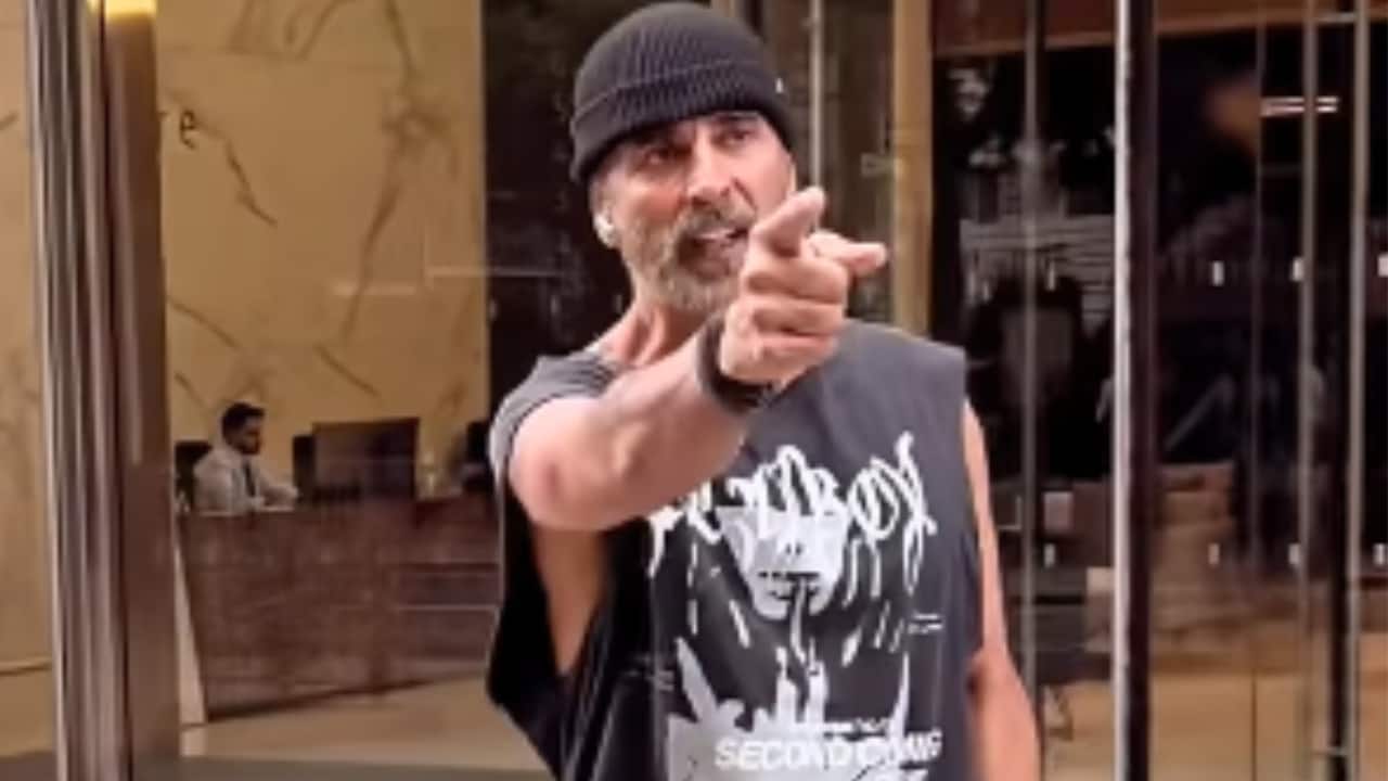 Akshay Kumar apologizes after snatching phone, reveals fan: Sorry Beta