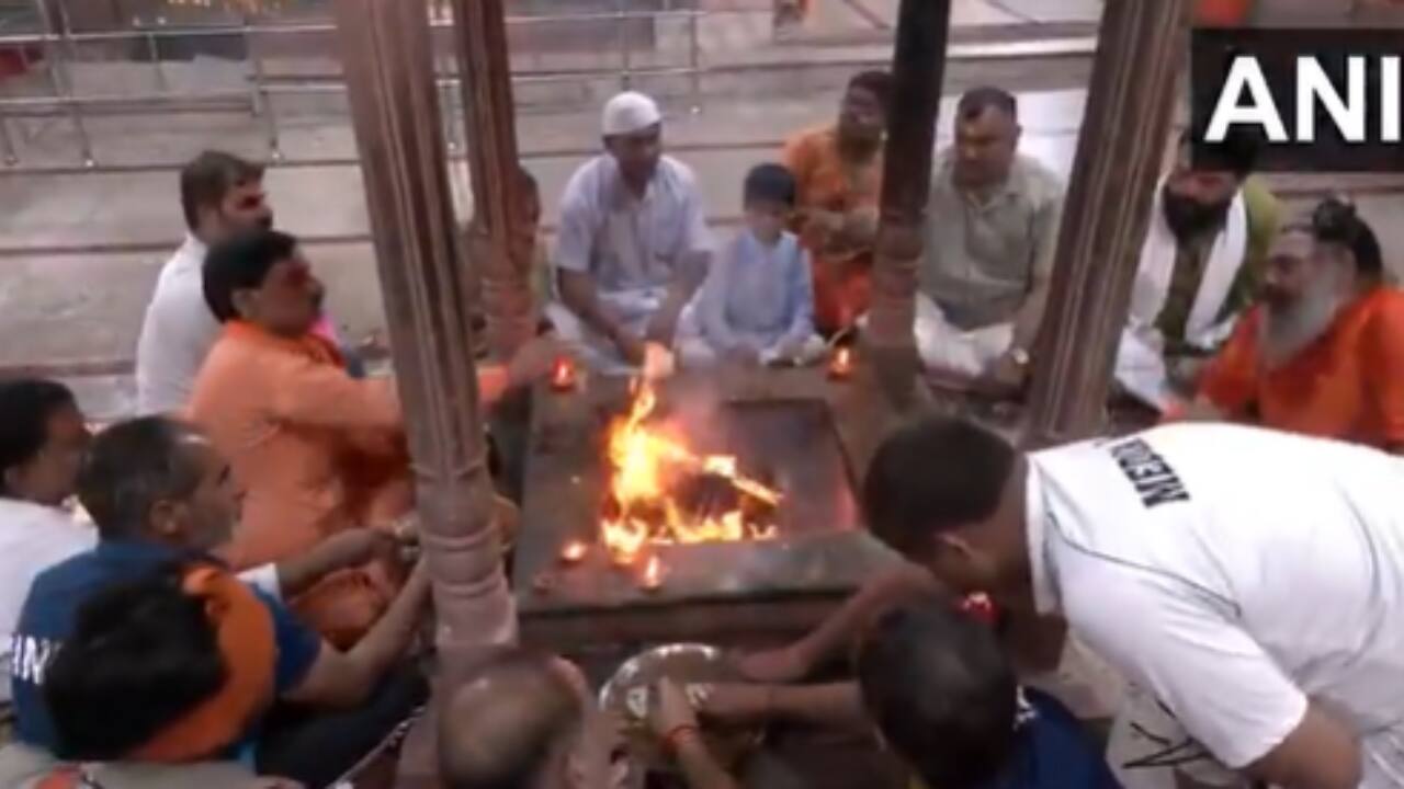 In UP's Ghaziabad, devotees thronged the Dudheshwar Nath Temple and offered prayers and performed havan on the occasion of Shravan Shivratri. (Photo: ANI)