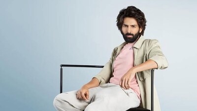 Kartik Aaryan is allegedly spotted with a 17 year old mystery girl
