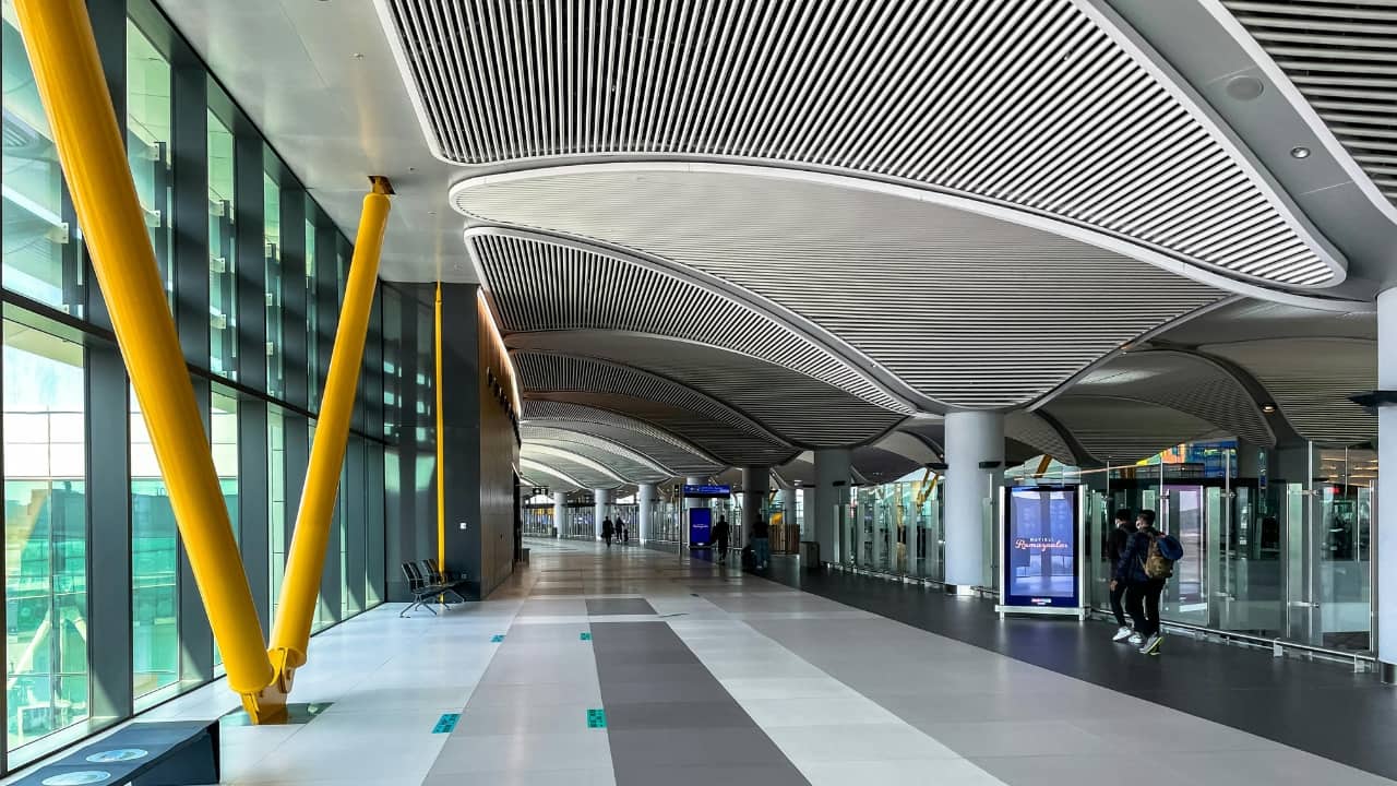 1. Istanbul Airport, Turkey Topping the list with an impressive reader score of 98.57, Istanbul Airport exemplifies the fusion of grand scale and meticulous design. Its vast, modern terminals blend Turkish heritage with cutting-edge technology, while an extensive range of dining options and lounges elevate the traveller’s experience. (Image: Canva)