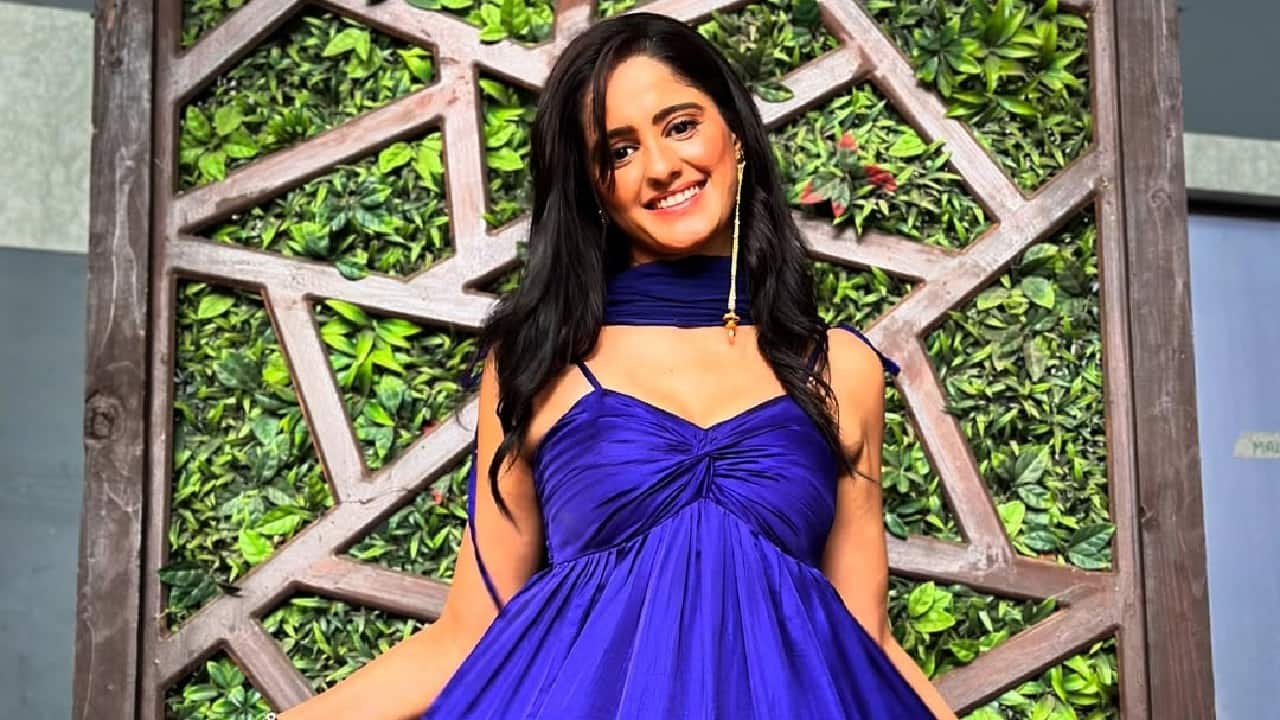 Dealing with split ends - Ayesha feels that regular trimming helps prevent split ends. Dealing with split ends - Ayesha feels that regular trimming helps prevent split ends.