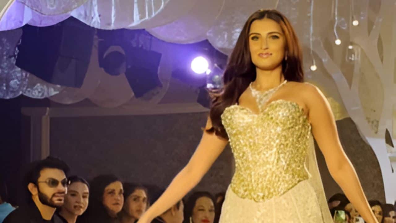 Tara Sutaria gives a flying kiss at Veer Pahariya during a fashion show amidst dating rumours: Watch