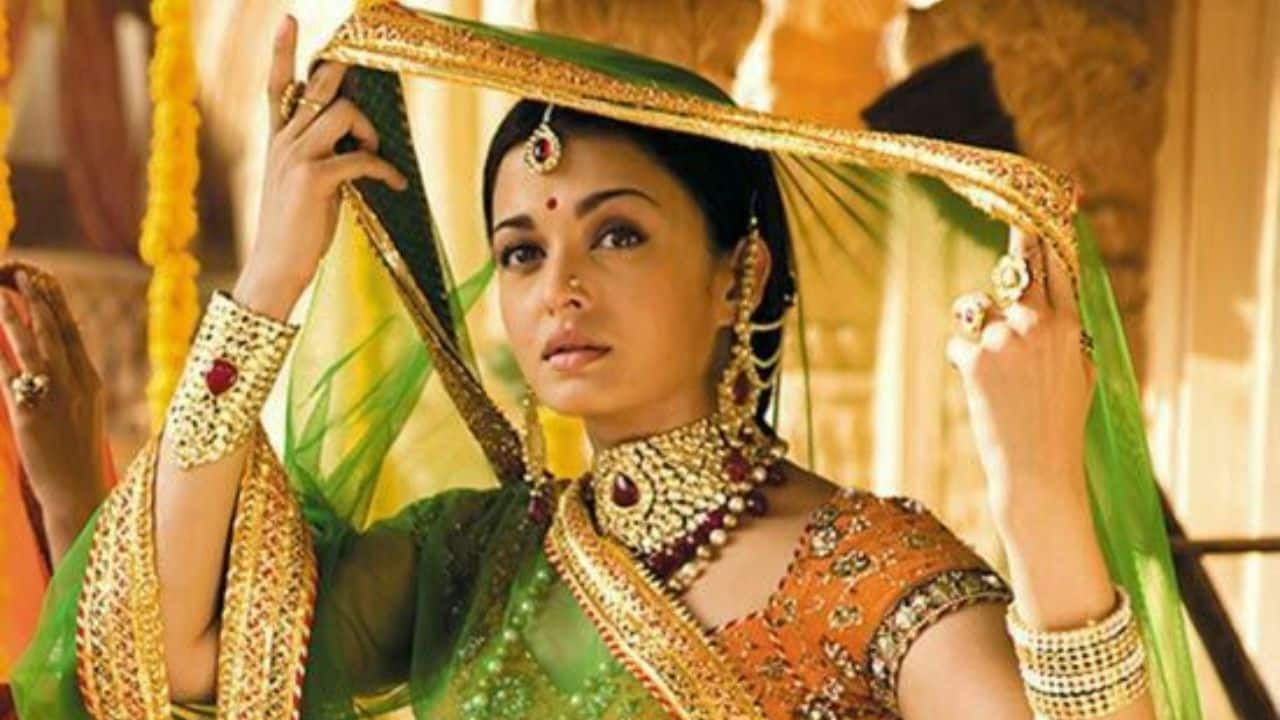 5. Aishwarya Rai Bachchan as Jodha Bai – Jodhaa Akbar As Jodha Bai, Aishwarya brought together elegance and strength with serene authority. Her portrayal stood out for its subtle power—demonstrating dignity, cultural grace, and quiet defiance. She elevated the historical romance into a symbol of mutual respect and enduring harmony. 5. Aishwarya Rai Bachchan as Jodha Bai – Jodhaa Akbar As Jodha Bai, Aishwarya brought together elegance and strength with serene authority. Her portrayal stood out for its subtle power—demonstrating dignity, cultural grace, and quiet defiance. She elevated the historical romance into a symbol of mutual respect and enduring harmony.