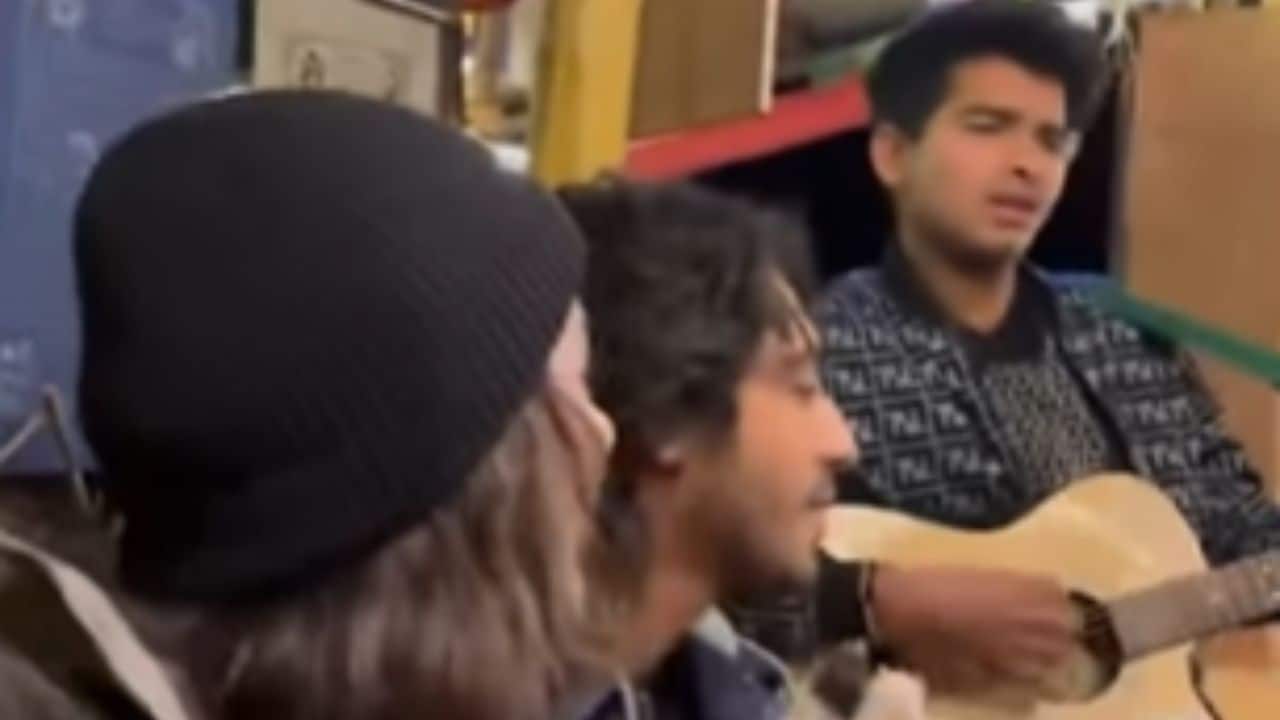 Saiyaara's Ahaan Panday, Aneet Padda and crew members sing ‘Give Me Some Sunshine’ in soulful BTS clip, Watch