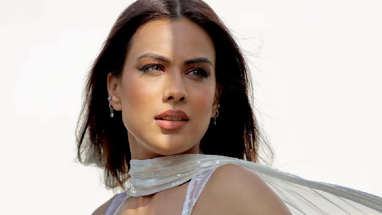 Nia wears a simple white salwar suit and she looks adorable.