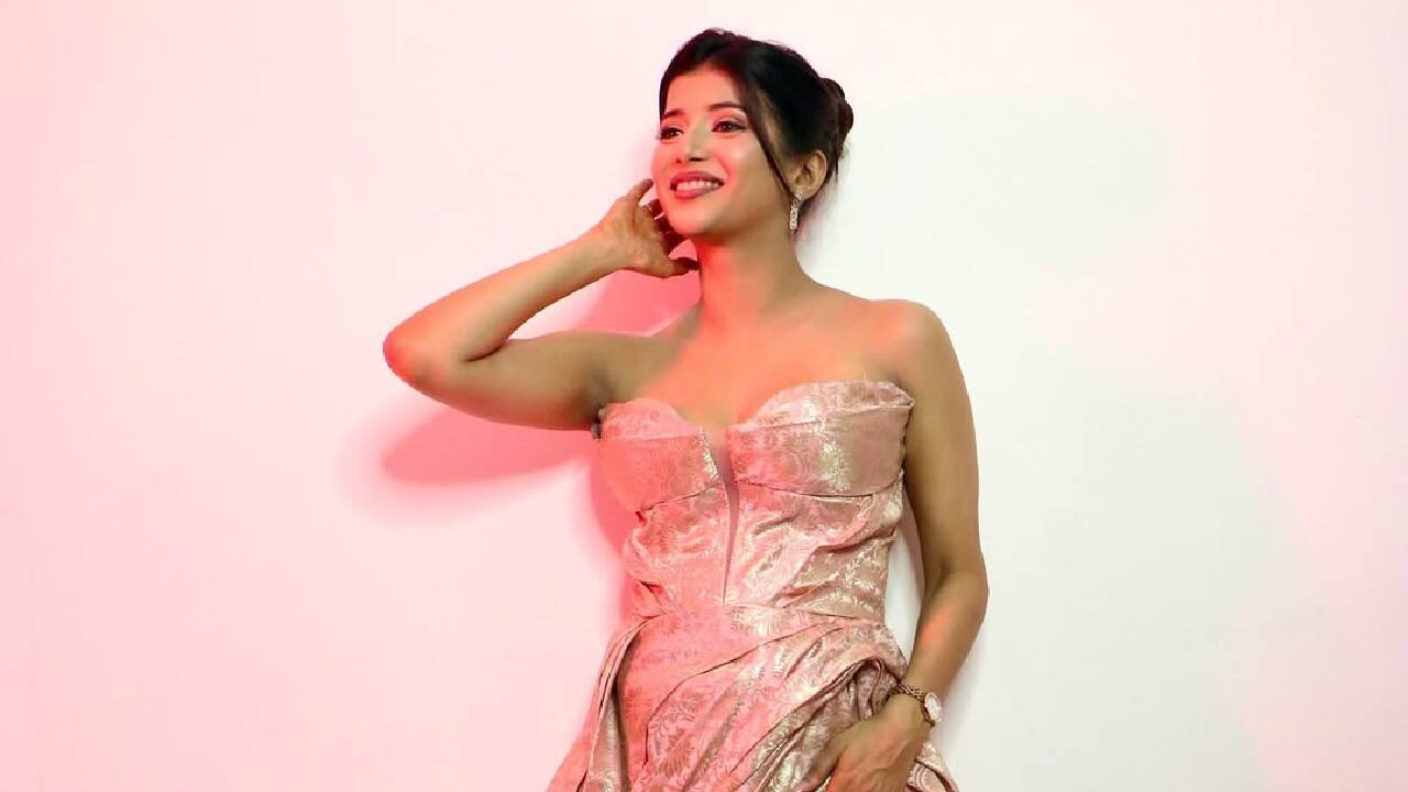 Highslit fashion - The world can't get any more rosier. Highslit fashion is here to stay and the leggy lass knows how to flaunt it.