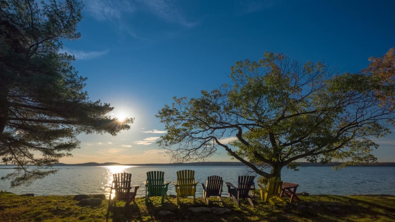 4. Whiskey Island, New York, USA Tucked within New York’s Thousand Islands, Whiskey Island whispers summer nostalgia with stargazing, crackling campfires, and lake breezes—its pine-wood cabins and serene shores ideal for romantic isolation and nature-drenched quietude. (Image: Whiskeyislandodge)