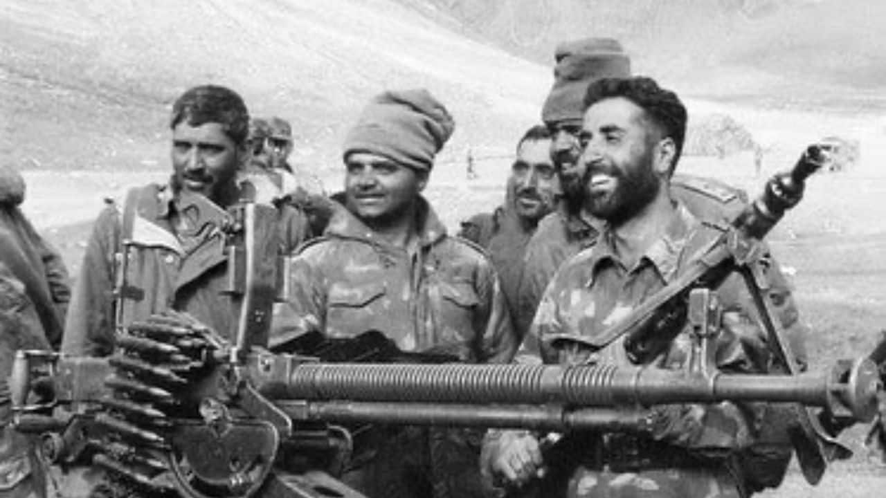 Sidharth Malhotra, Akshay Kumar pay homage to 1999 Kargil War soldiers on Kargil Diwas: "Saluting your sacrifice"
