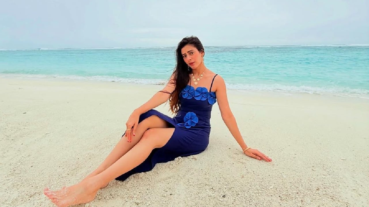 Blooming by the beach, wrapped in ocean hues, Hiba looks breathtaking.