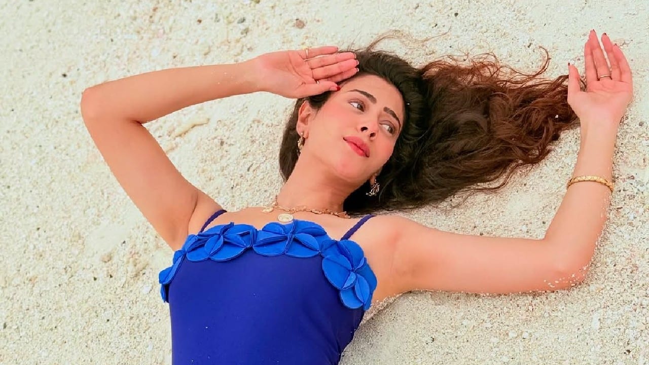 Hiba often adds a modern touch fused with traditional like dual shade outfits which make her stand out from the crowd.