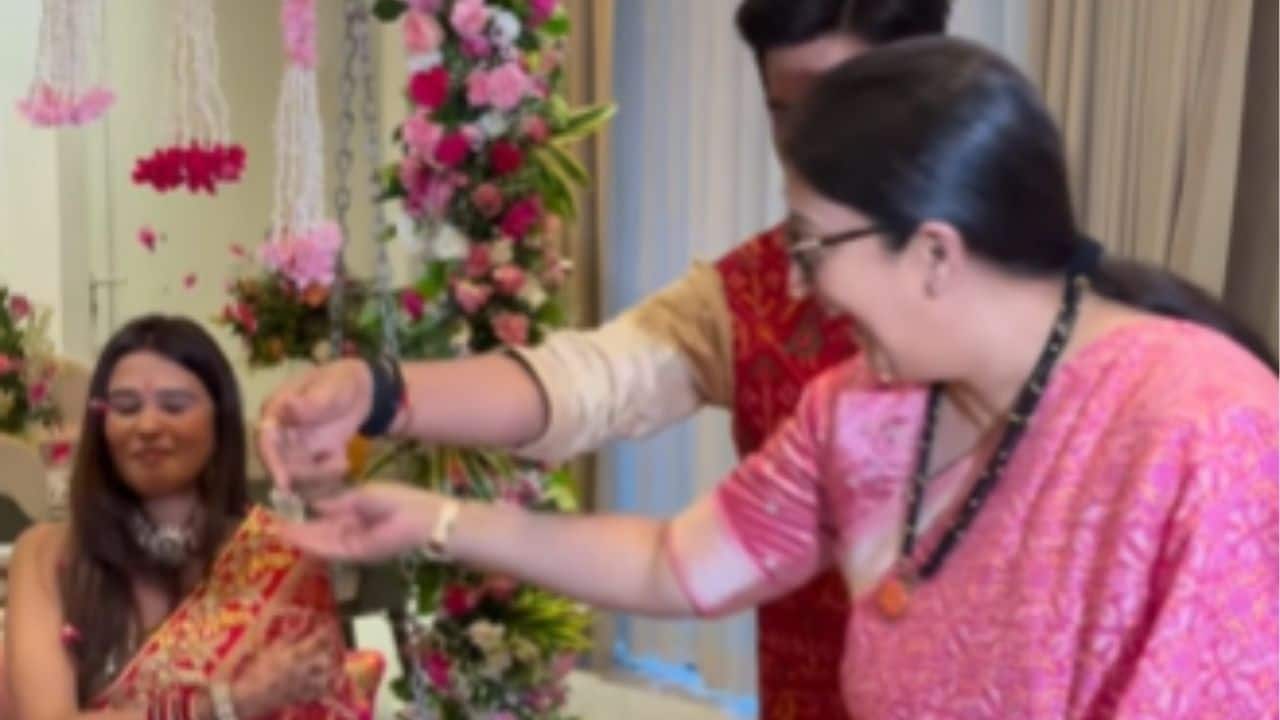 Smriti Irani attends Teej function at Kumar Vishwas’s daughter Agrata’s residence, watch