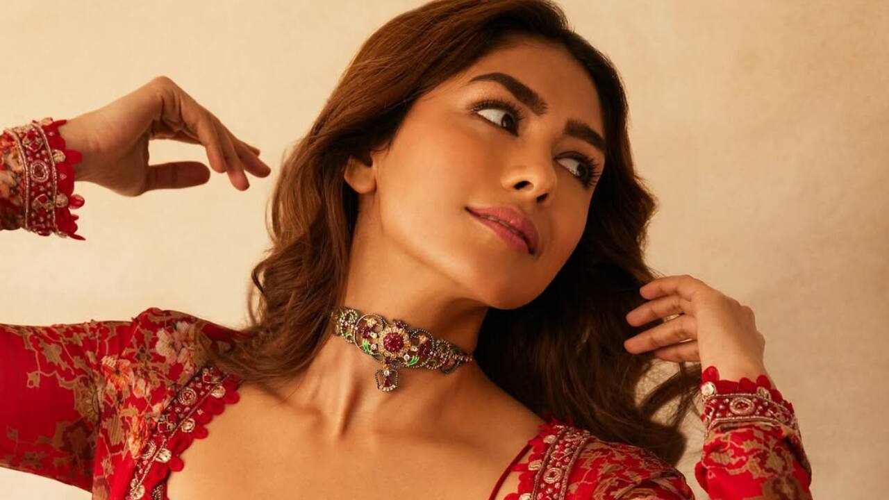 Statement accessories Mrunal completes the look with a multicoloured floral choker and chunky rings, keeping the jewellery vibrant yet minimal. Her accessories match the embroidery, adding the right amount of festive sparkle.