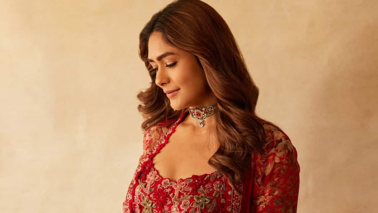 Effortless hair and makeup game Her soft curls and muted glam makeup, with flushed cheeks, defined brows, and nude lips, create a balanced, understated elegance that allows the outfit’s details to shine.