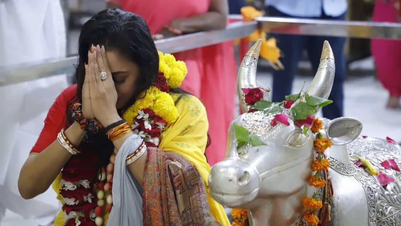Anupamaa's Rupali Ganguly seeks blessings at Mahakaleshwar temple with family on Sawan Somwaar