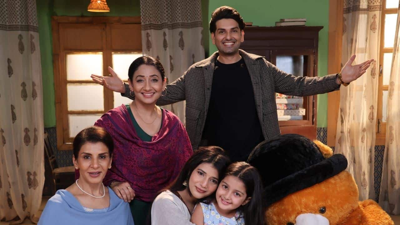 Dadi sa, Vidya and Abhira bond with Myra and Anshuman also treats Myra with a big teddy bear. However, the way Tanya speaks to Abhira does not go down well as she accuses her of using Anshuman to get what she wants.