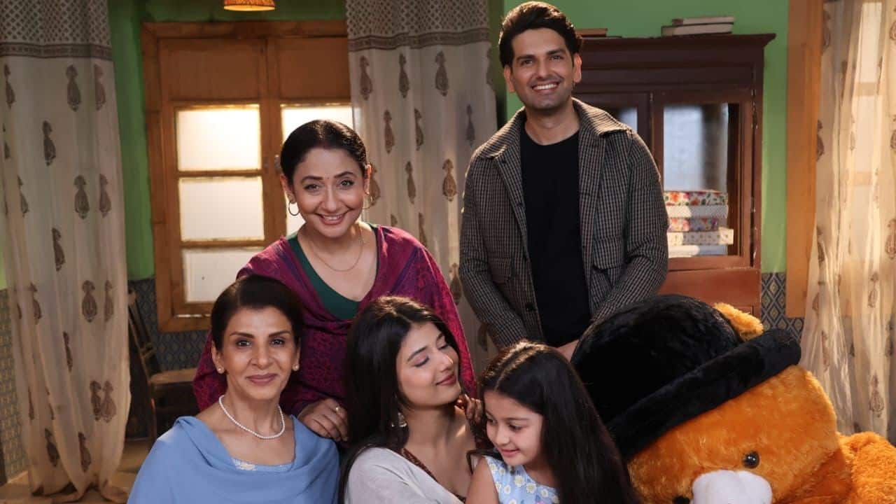 Vidya, Dadi sa, Abhira and Anshuman pose with Myra and her big teddy like a picture perfect family.