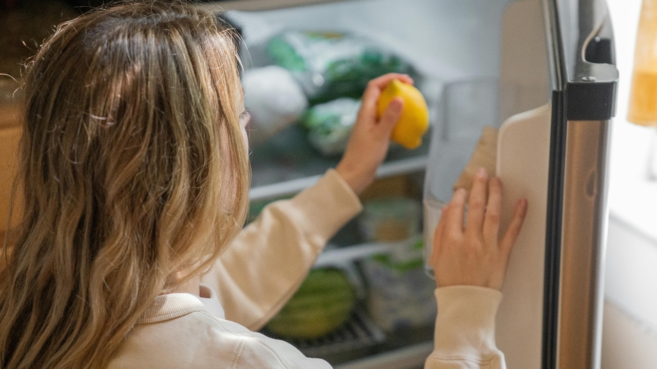 7 simple ways to get rid of ice from your freezer without defrosting