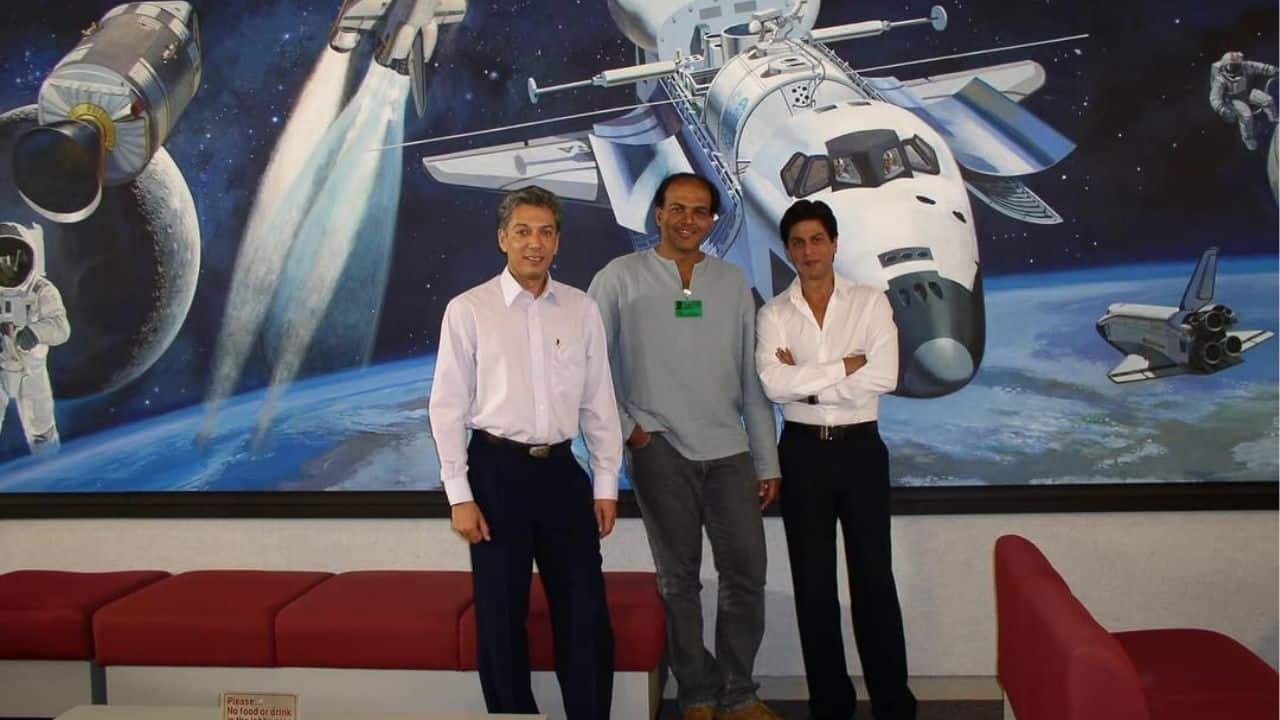 Swades BTS photos go viral as fans celebrate Shah Rukh Khan’s cult classic; a netizen writes 'Isme Indian culture ko dikhaya hai