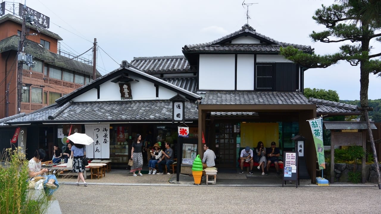 6. Tsuen Tea Shop Located at the foot of Uji Bridge, Tsuen Tea Shop is the oldest tea shop in Japan, dating back to 1160. Still run by descendants of its founder, this shop invites visitors to sit down with a bowl of matcha and experience tea as it was enjoyed centuries ago—simple, pure, and deeply ritualistic. (Image: Wikipedia)