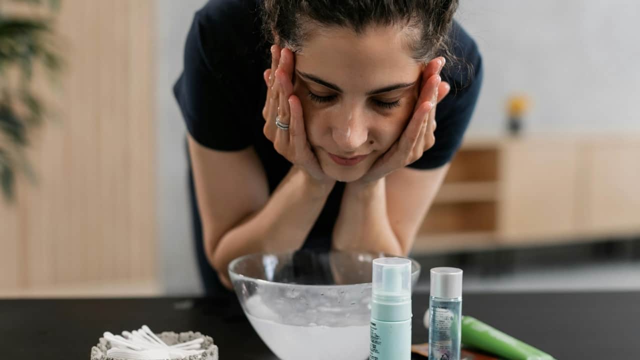 How to select the best face serums for glowing skin and healthy hair: A beginner's guide