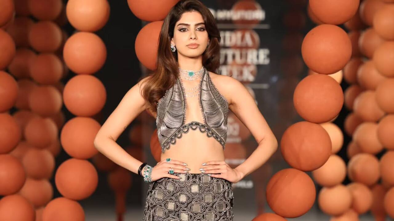 Khushi Kapoor Khushi Kapoor wowed the audience in a delicate metallic lehenga. The ensemble featured intricate embroidery with a sheer dupatta draped gracefully over her shoulders. With soft curls, minimal makeup, and her signature poise, Khushi looked stunning. Khushi Kapoor Khushi Kapoor wowed the audience in a delicate metallic lehenga. The ensemble featured intricate embroidery with a sheer dupatta draped gracefully over her shoulders. With soft curls, minimal makeup, and her signature poise, Khushi looked stunning.