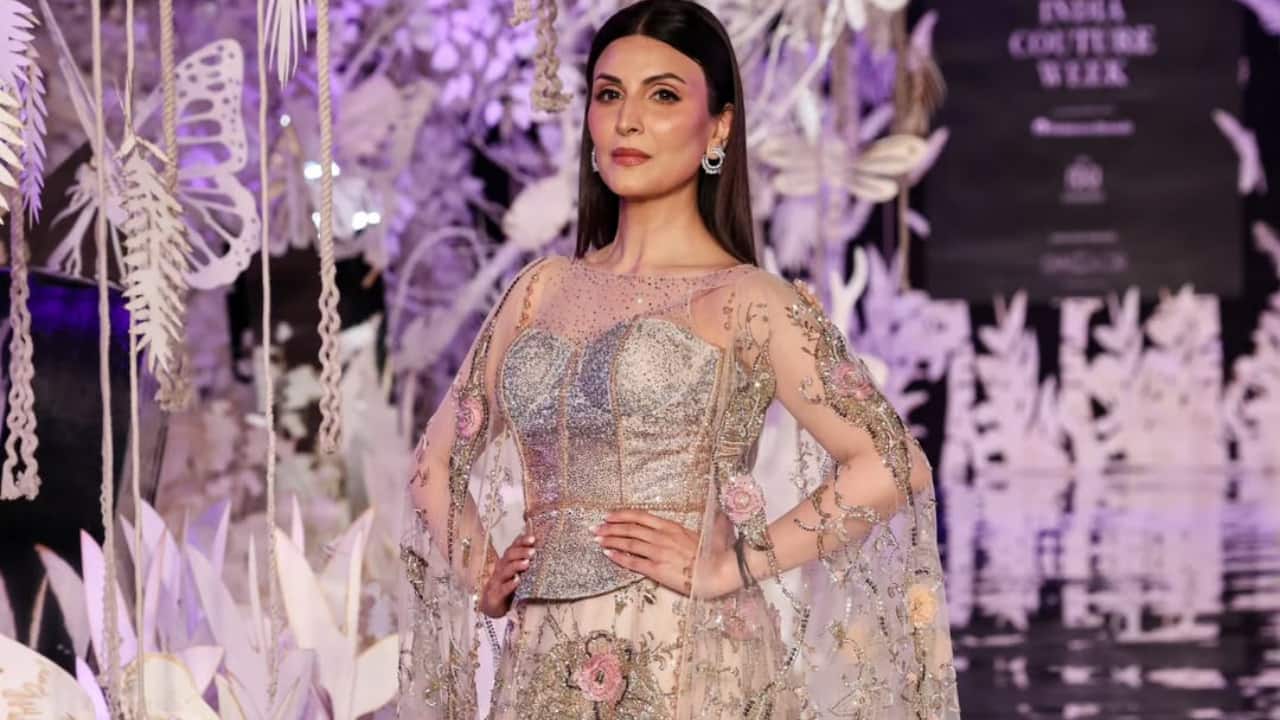 Riddhima Kapoor Sahni Riddhima Kapoor Sahni wore a sleek, embellished gown that combined traditional elements with a modern shape. The intricate flower designs added to the glamour. Riddhima Kapoor Sahni Riddhima Kapoor Sahni wore a sleek, embellished gown that combined traditional elements with a modern shape. The intricate flower designs added to the glamour.